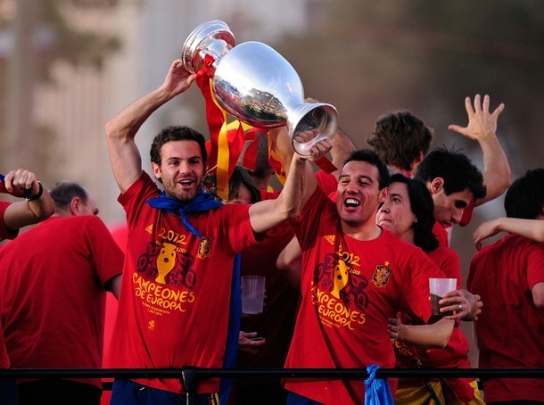 Các chàng trai tuyển Tây Ban Nha nhận được sự chào đón không thể nồng hậu hơn của NHM nước nhà